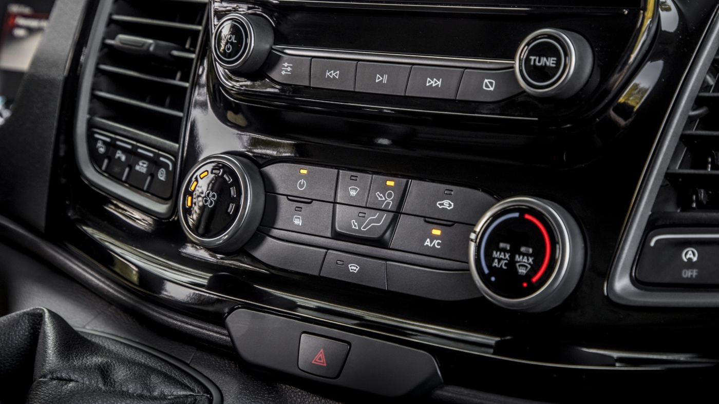 Slideshow Bild - Mit Klimaanlage, elektrisch anklappbare Außenspiegel, ein Scheinwerfer-Assistent mit Tag-/Nacht-Sensor und eine beheizbare Frontscheibe punktet der Ford Transit Custom Trail auch mit seinen inneren Werten.